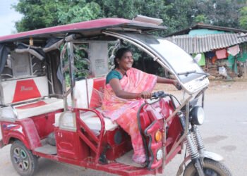 Raipur: Gayatri Becomes Self-Reliant with E-Rickshaw, Emerges as a ‘Lakhpati Didi’