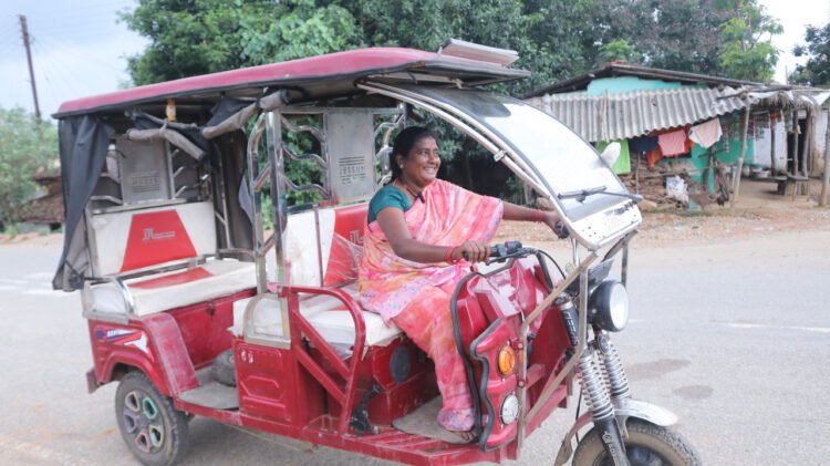 Raipur: Gayatri Becomes Self-Reliant with E-Rickshaw, Emerges as a ‘Lakhpati Didi’