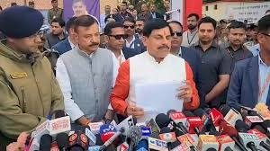 10 Wanted Naxalites Surrender in Balaghat; CM Mohan Yadav Hands Over Constitution Copies and Announces Faster Anti-Naxal Mission