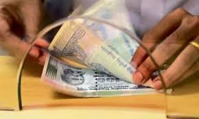 Indian Rupee Hits Record Low of 92.33 Against US Dollar Amid Rising Oil Prices