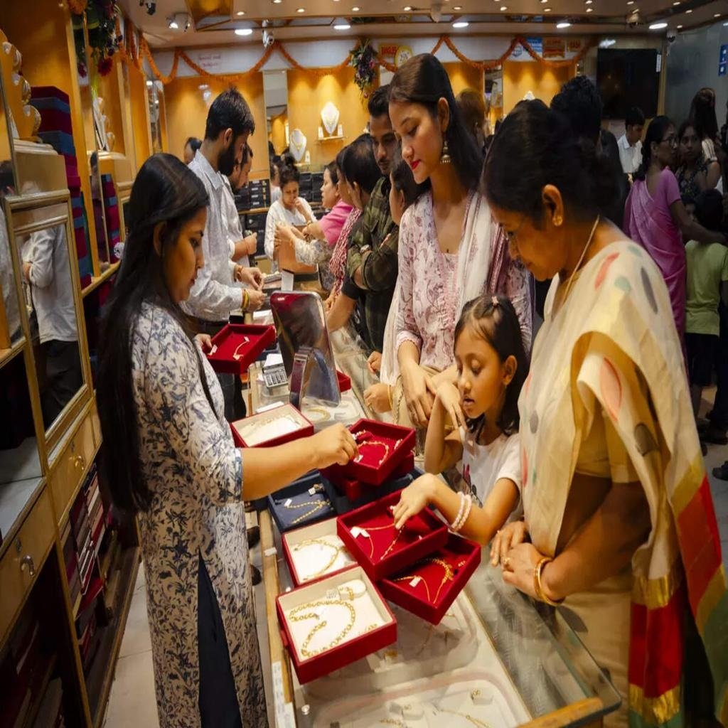 Gold Surges Above ₹1.52 Lakh, Silver Crosses ₹2.46 Lakh Mark; Precious Metals Continue Strong Rally 4 Gold Surges Above ₹1.52 Lakh 4