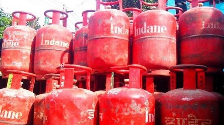 घरेलू LPG सिलेंडर ₹29 महंगा: तीन महीने में दूसरी बार बढ़े दाम, आम उपभोक्ताओं पर बढ़ा बोझ 1 घरेलू LPG सिलेंडर ₹29 महंगा: तीन महीने में दूसरी बार बढ़े दाम, आम उपभोक्ताओं पर बढ़ा बोझ