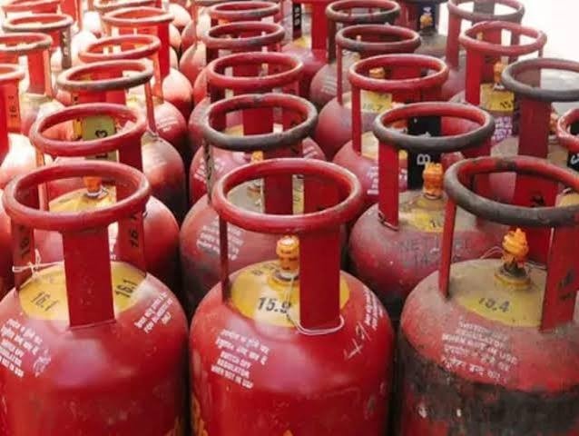 घरेलू LPG सिलेंडर ₹29 महंगा: तीन महीने में दूसरी बार बढ़े दाम, आम उपभोक्ताओं पर बढ़ा बोझ 3 घरेलू LPG सिलेंडर ₹29 महंगा: तीन महीने में दूसरी बार बढ़े दाम, आम उपभोक्ताओं पर बढ़ा बोझ