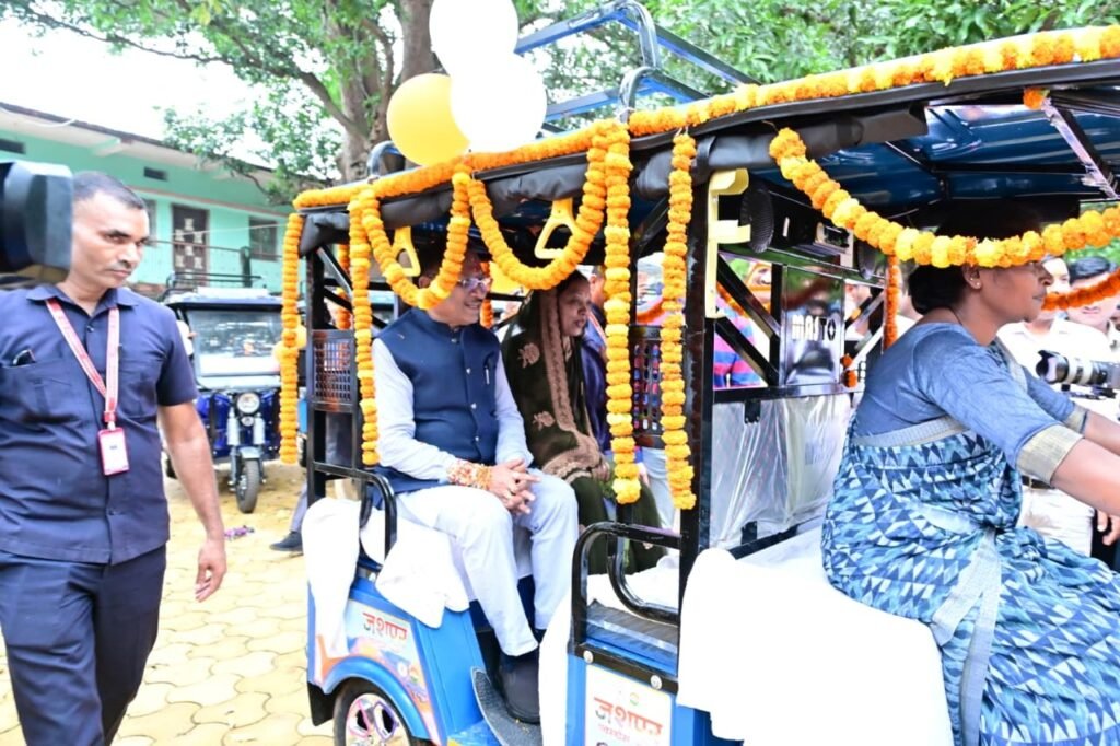 जशपुर एक्सप्रेस योजना: 50 महिलाओं को ई-रिक्शा, आत्मनिर्भरता की ओर बढ़ा बड़ा कदम