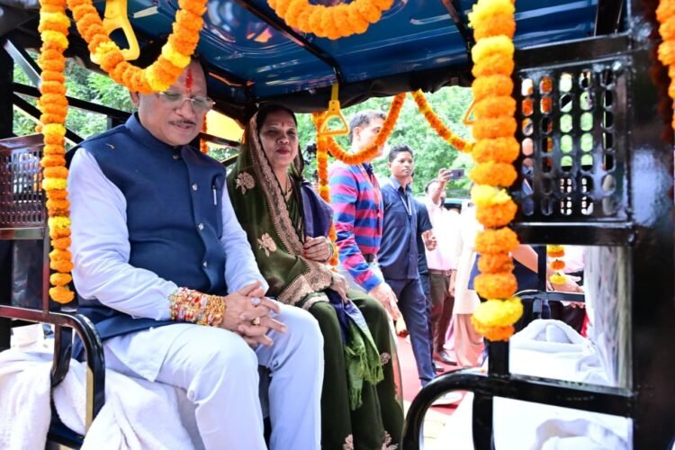 जशपुर एक्सप्रेस योजना: 50 महिलाओं को ई-रिक्शा, आत्मनिर्भरता की ओर बढ़ा बड़ा कदम