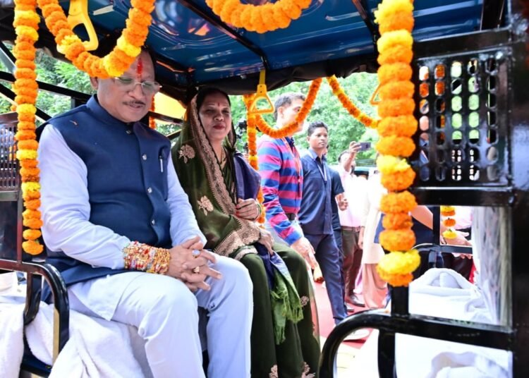 जशपुर एक्सप्रेस योजना: 50 महिलाओं को ई-रिक्शा, आत्मनिर्भरता की ओर बढ़ा बड़ा कदम