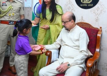 दिव्यांग बच्चों ने राज्यपाल रमेन डेका को बांधा रक्षा सूत्र