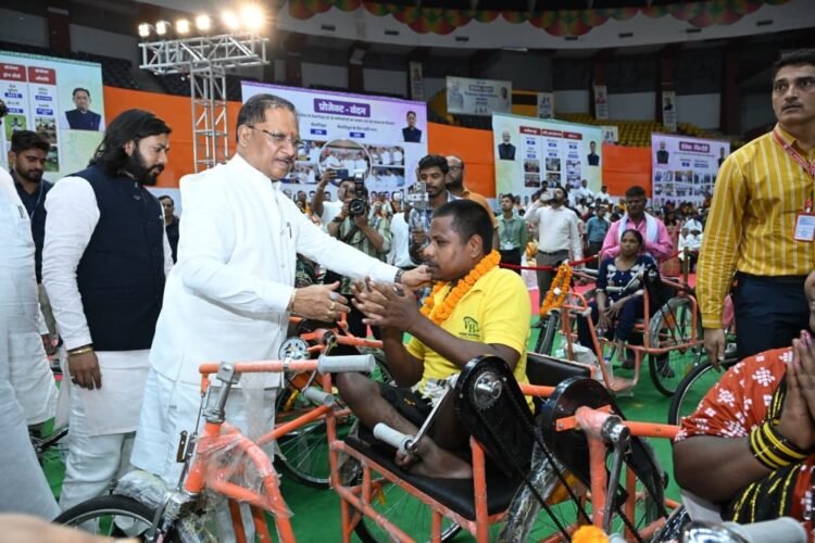 मुख्यमंत्री विष्णु देव साय, प्रोजेक्ट 'सहारा' के तहत 1,739 दिव्यांगजनों हितग्राहियों को ₹3.58 करोड़ के सहायक उपकरण वितरित किए