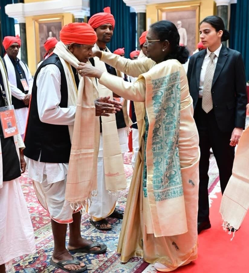 राष्ट्रपति भवन में गूंजी बस्तर की जनजातीय संस्कृति, राष्ट्रपति द्रौपदी मुर्मु से मिला विशेष प्रतिनिधिमंडल 2 राष्ट्रपति भवन में गूंजी बस्तर की जनजातीय संस्कृति, राष्ट्रपति द्रौपदी मुर्मु से मिला विशेष प्रतिनिधिमंडल