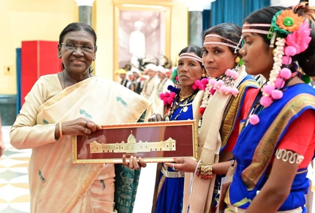 President Bhavan Showcases Bastar's Tribal Heritage as Cultural Delegation Meets President Murmu 2 President Bhavan Showcases Bastar's Tribal Heritage as Cultural Delegation Meets President Murmu